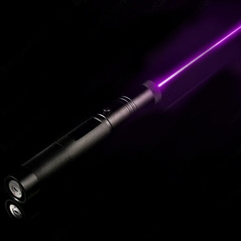 Kompakt grønn laserpeker med lang batterilevetid, perfekt som pekeverktøy og for utendørsbruk.