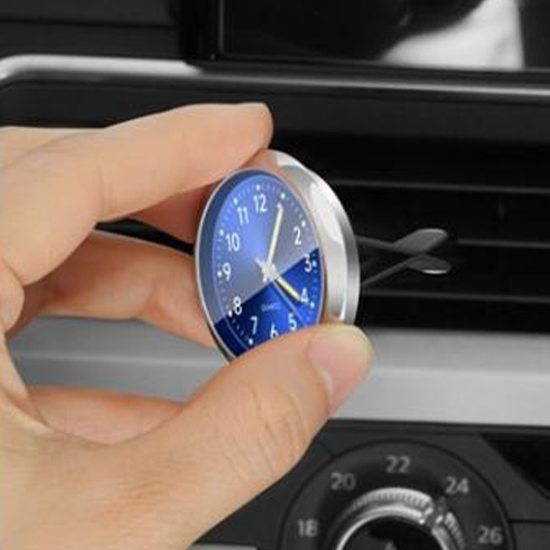 Bilklokke i børstet metall, forbedrer bilinteriør. Universell design og sikkerhetsgadget.