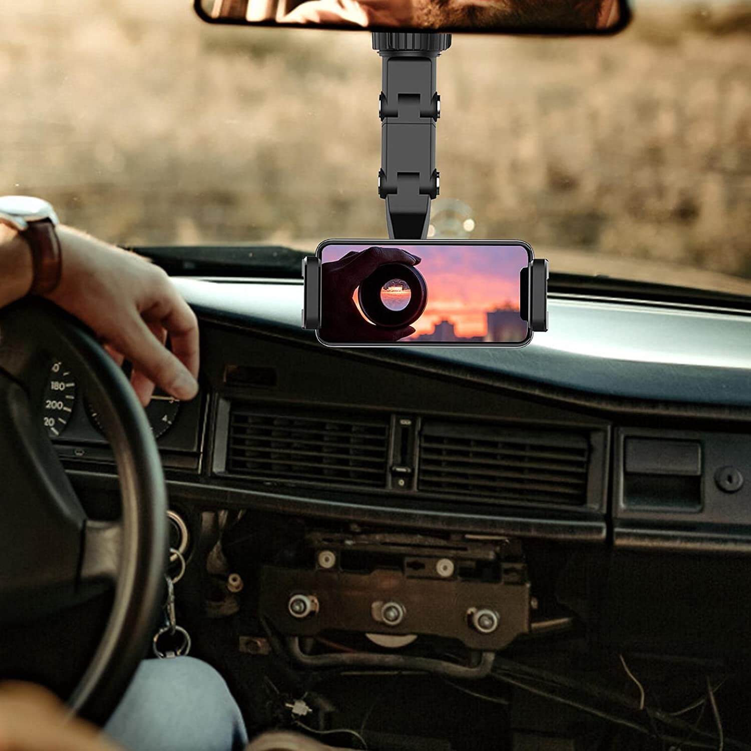 Mobilholder for bil med 360° rotasjon, gir optimal visning av GPS-navigasjon.