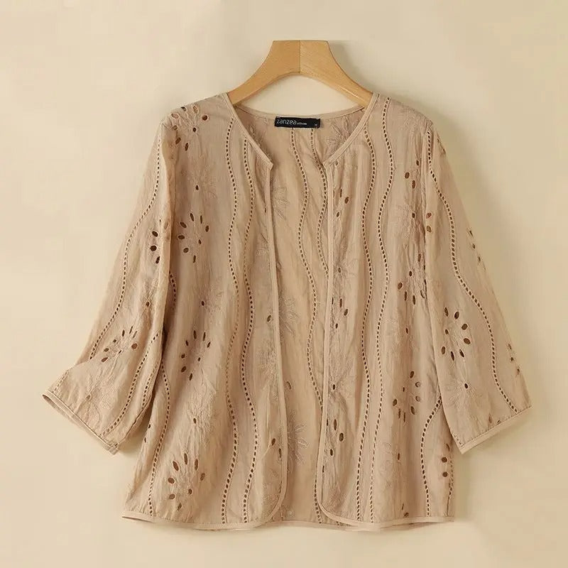 Kvinner vest med detaljerte broderier og utskjæringer, ideell som luftig sommertopp.