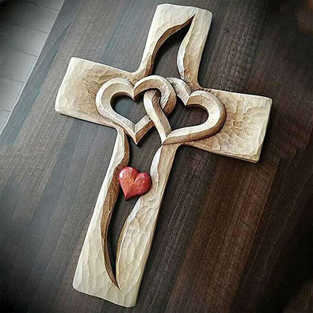 Elegant utskåret trekors med hjerter, ideell som veggdekor eller symbolsk gave til hjemmet.