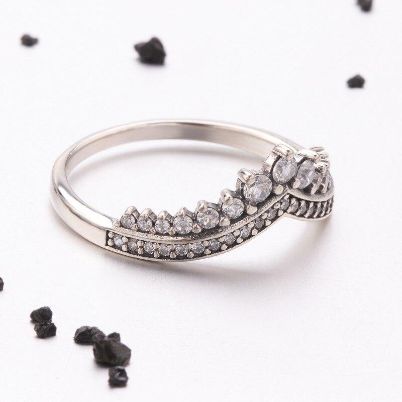 Allergivennlig sterling sølvring i v-form for kvinner, med funklende cubic zirconia detaljer.