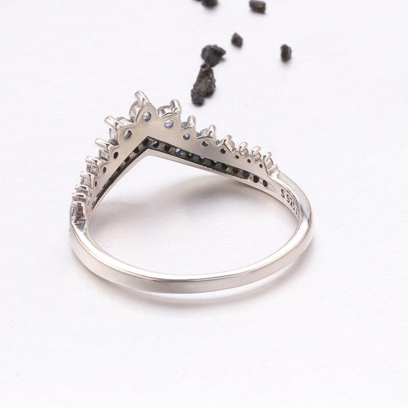 Stabelbar V-form dame ring i ekte sterling sølv. Perfekt med cubic zirconia for hverdagsbruk eller fest.