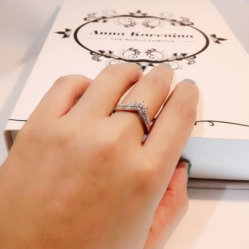 Vakker v-form sølvring med cubic zirconia, en ideell jubileumsgave eller gavetips til den du er glad i.
