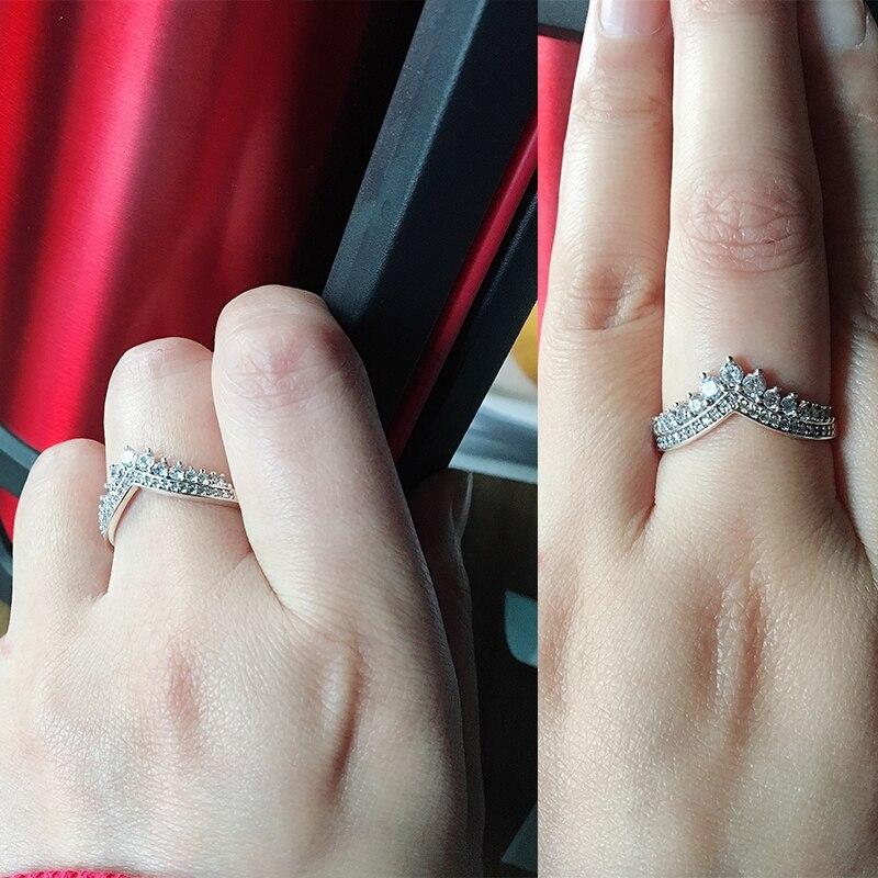 Nærbilde av en glitrende V-form sølvring for damer, med skinnende cubic zirconia. Et moderne smykke.