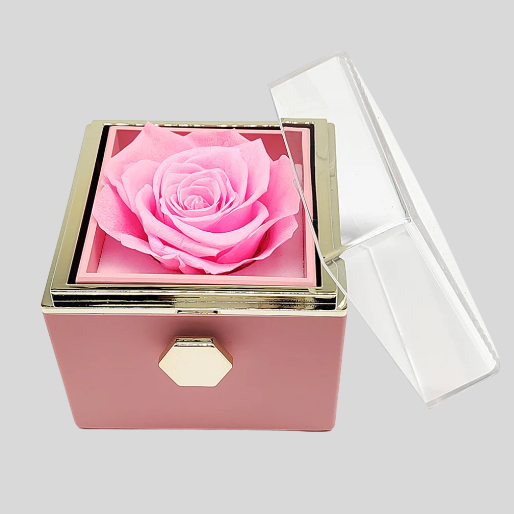 Personlig gave: Evig rose i eske og gravert hjertehalskjede. En unik romantisk jubileumsgave til dame.