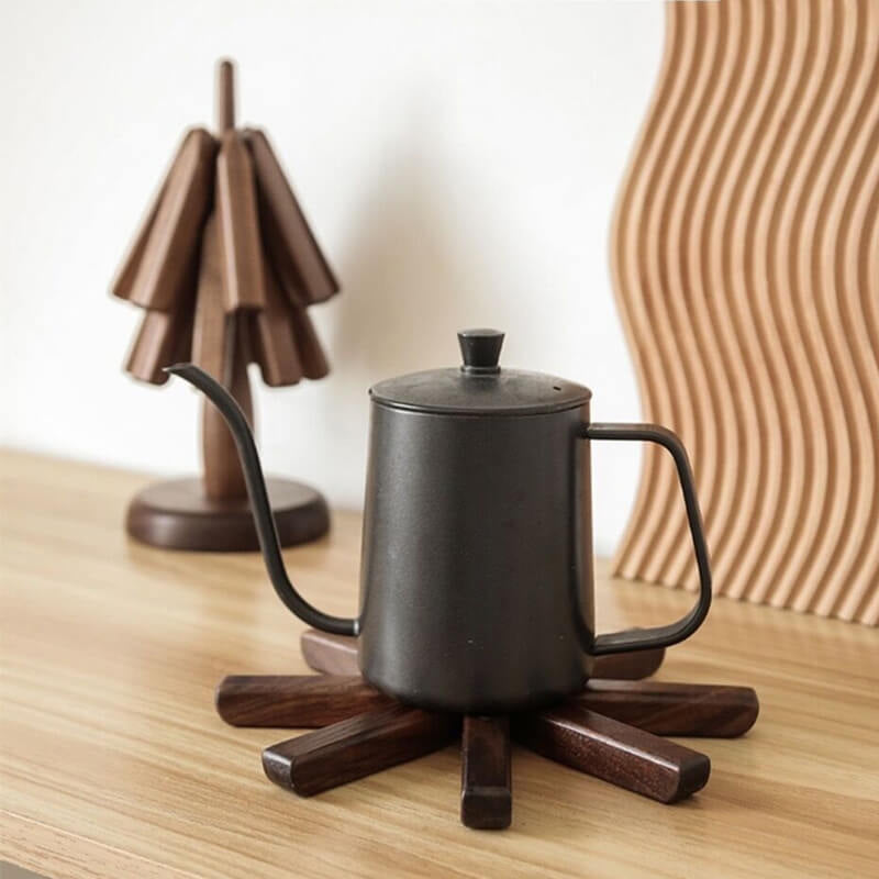 Valnøttre treunderstell for kjøkken og spisebord, elegant og praktisk beskyttelse for dine overflater.