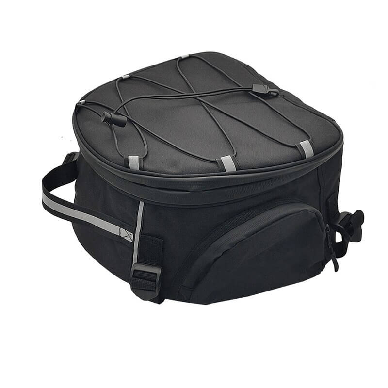 Vanntett motorsykkelbag montert på en motorsykkel for sikker turlagring av motorsykkelutstyr.