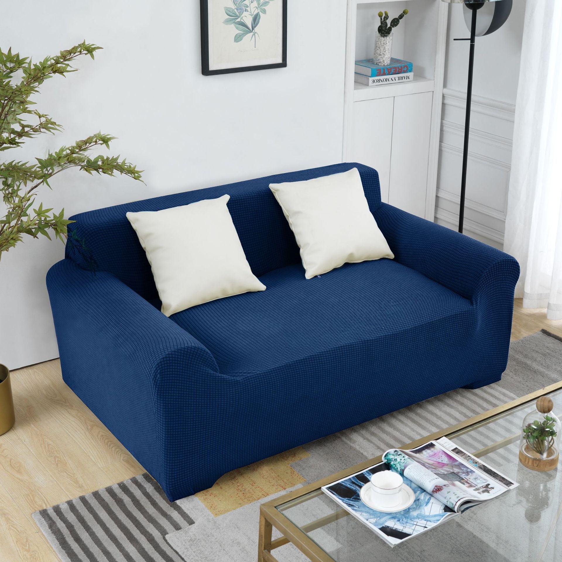 Moderne vanntett sofatrekk i et stilig stuemiljø, fornyer og beskytter sofaen din effektivt. Hjemmeinnredning.