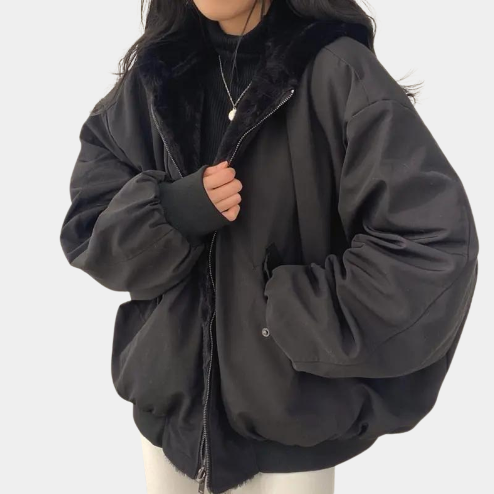 Dame hettejakke med dobbeltlag og høy krage, i klassisk svart. Gir overlegen varme og moderne look.