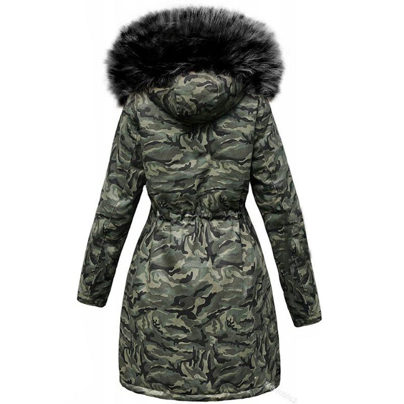 Stilig kamuflasje vinterfrakk for kvinner. Varm parkas med justerbar snøring og fuskepelsdetaljer.