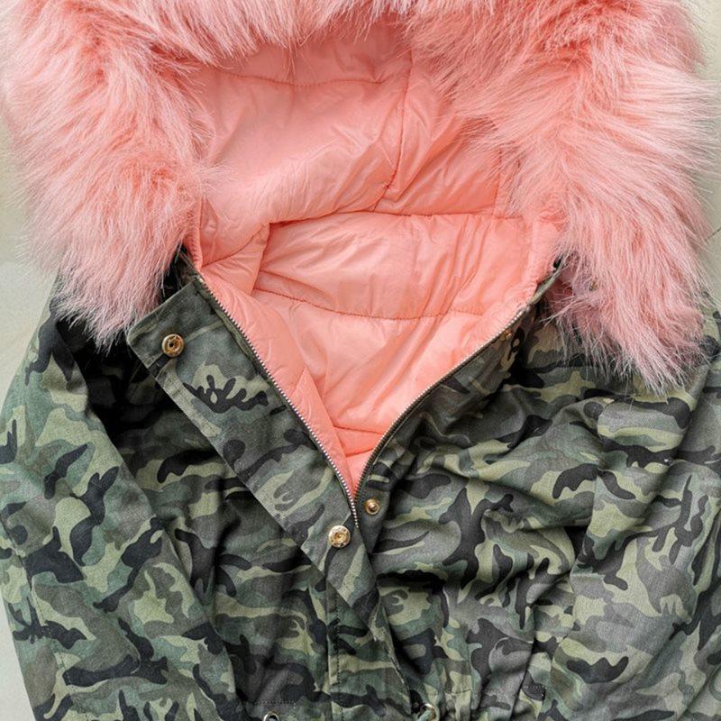 Kvinner varm kamuflasje vinterfrakk. Elegant parkas med fuskepels hette, perfekt for stil og funksjon.