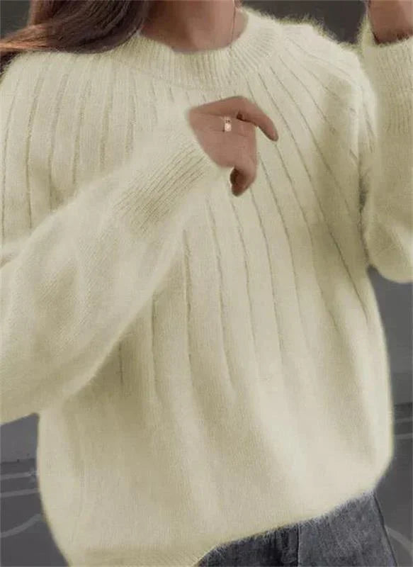 Myk flerfarget damegenser i strikk, ideell som varm og casual høstgenser.