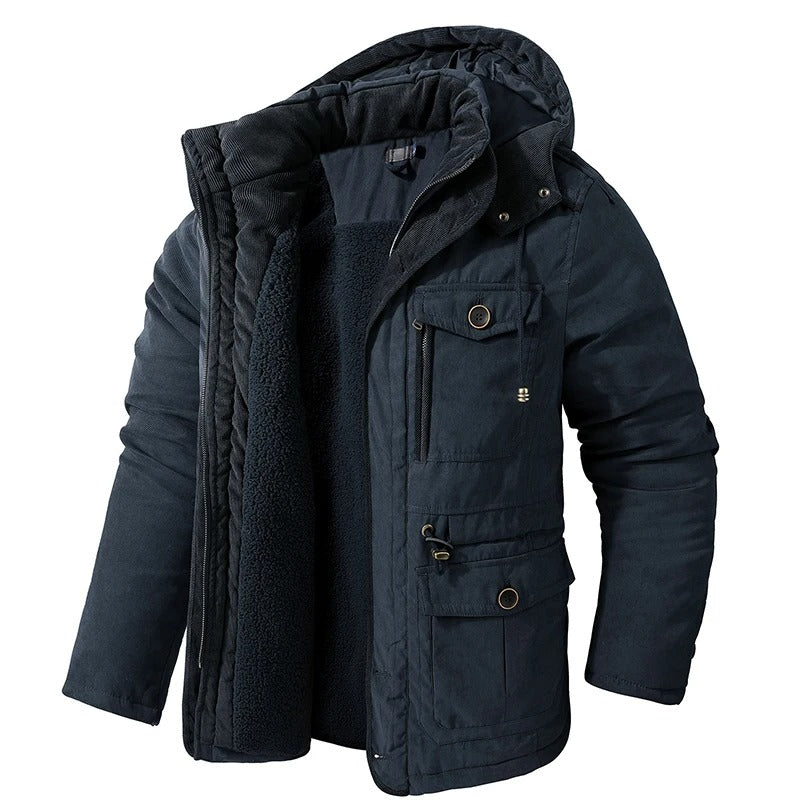 Vindtett og varm menns vinterjakke i khaki. Komfortabel parkas for kalde utendørsaktiviteter og hverdag.
