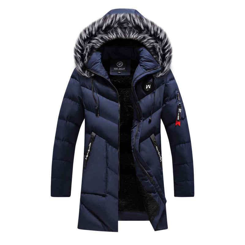 En moderne menns snøjakke med elegant pelshette, designet for stil og varme i vinter.