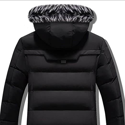 Vinterklar menns parka med stilren pelshette, perfekt for urban stil og fjellturer.