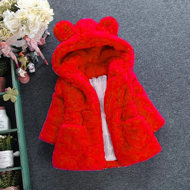 Barne vinterjakke i fleece med praktisk hette. Ideell for lek og moro i snøen.