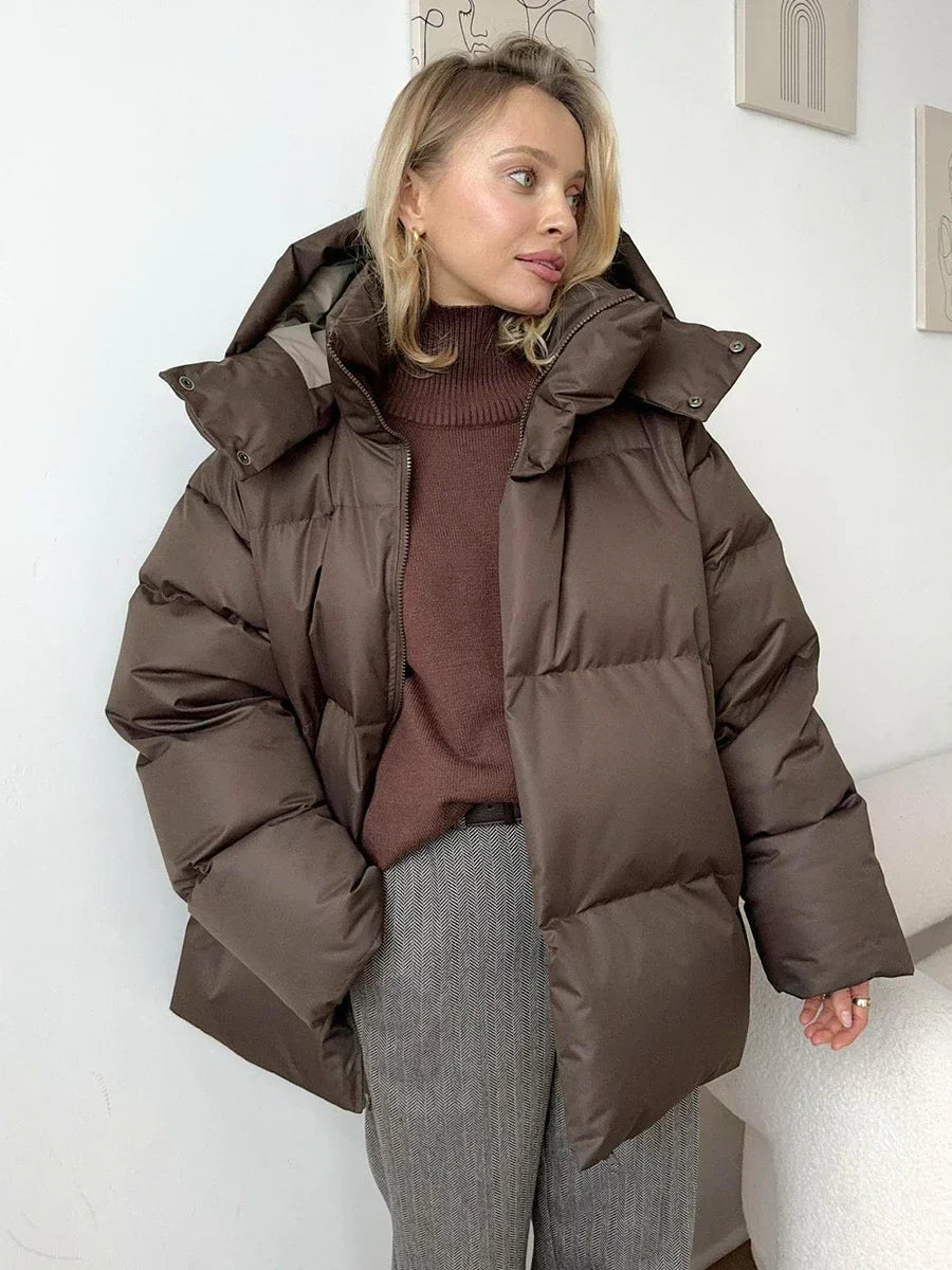 Trendy dame vinterjakke for urbane eventyr. Varm, komfortabel og funksjonell for kalde dager.