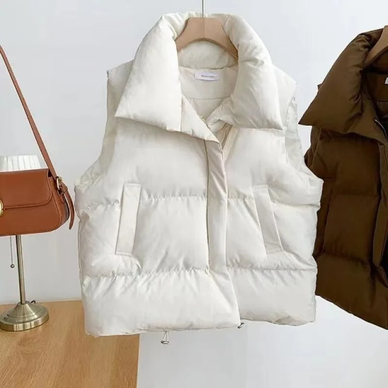 Svart polstret vest for kvinner, casual og varm. Perfekt som ermeløst yttertøy for fritid.