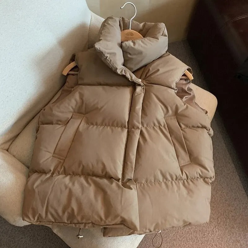 Grønn polstret vest for kvinner. Varm, komfortabel og stilfull damevest som yttertøy.