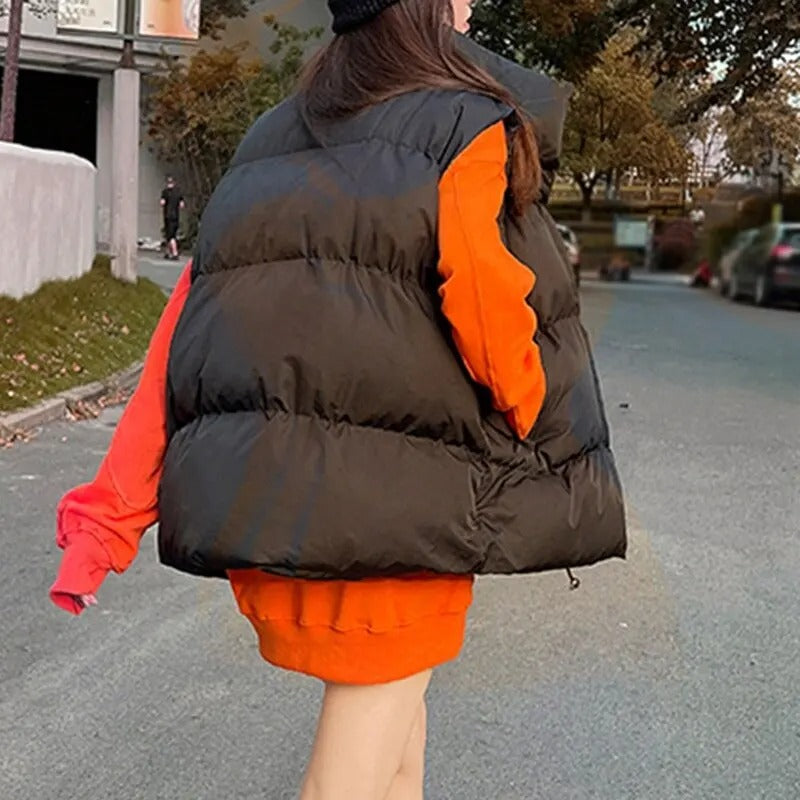 Varm polstret vest for kvinner, med høy krage og glidelås. Ideell som casual yttertøy.