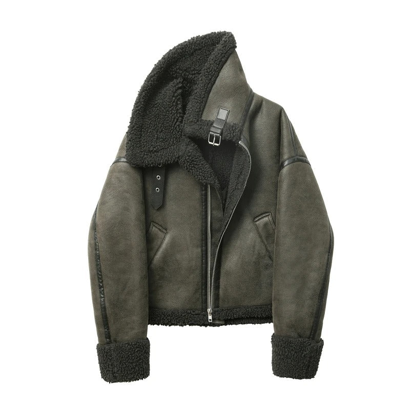 Moteriktig svart damejakke i bikerstil. Varmt yttertøy som også er vendbart i grå.