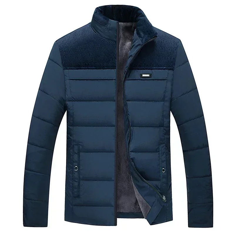 Detalj av hetten på herre vinterparka med mykt fôr. Vindtett frakk designet for optimal varme og komfort.