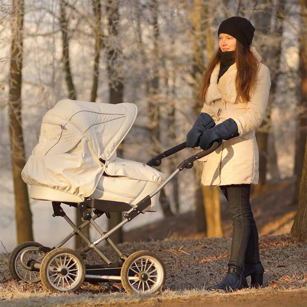 Blå barnevognhansker med varm fleece, ideelle for foreldre på kalde vinterturer. Vannavstøtende design.