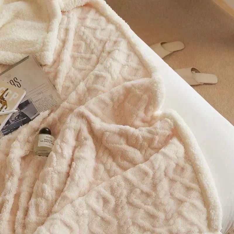 Mykt vinterpledd for sofaen. Skaper en varm og innbydende atmosfære; et must for vinterdekorasjon.
