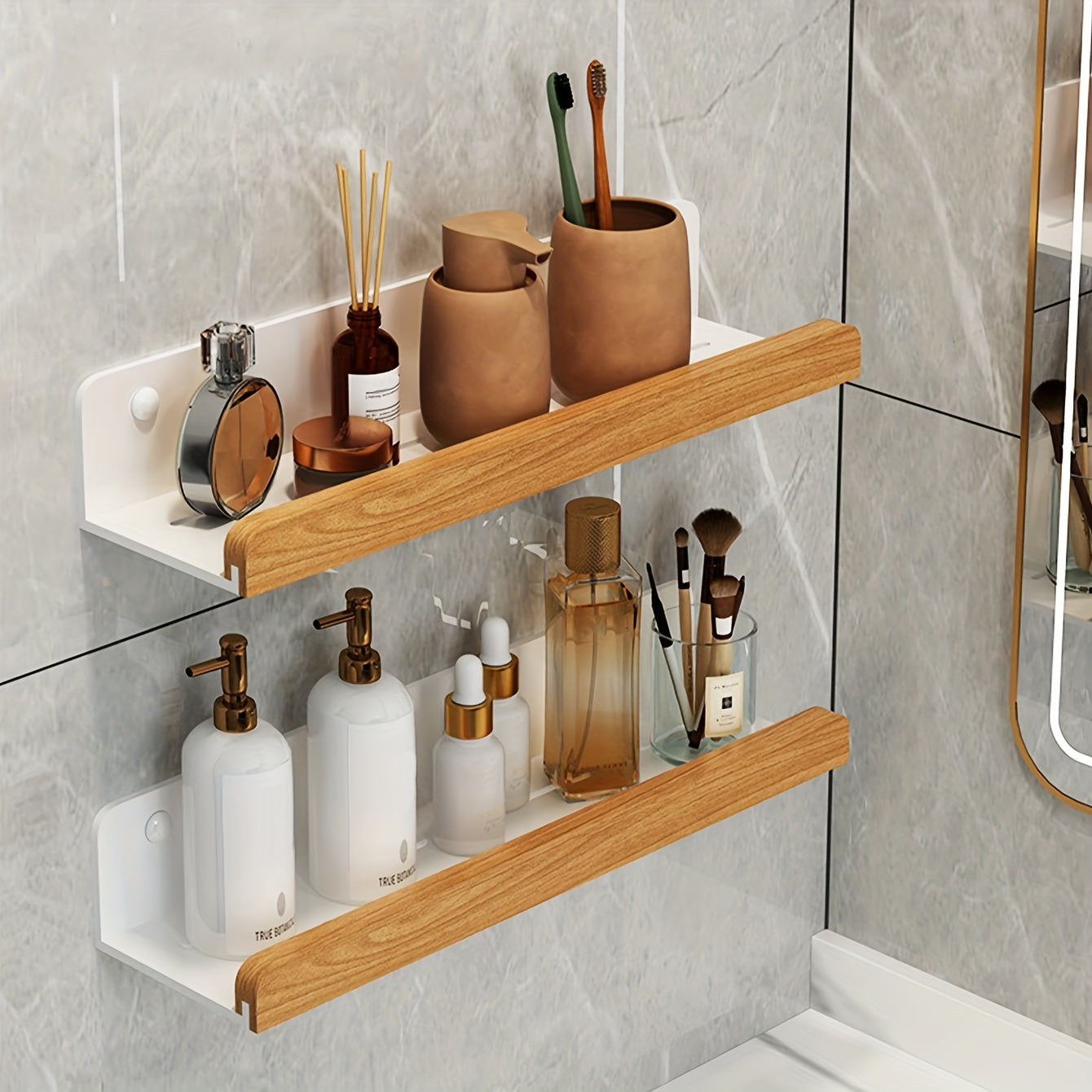 Plassbesparende baderomshylle. Veggmontert design for moderne oppbevaring i dusjrommet.