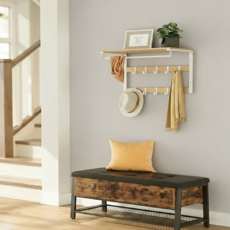 Stilig veggmontert klesstativ med hylle og kroker. Moderne design perfekt for innredning i entréen.