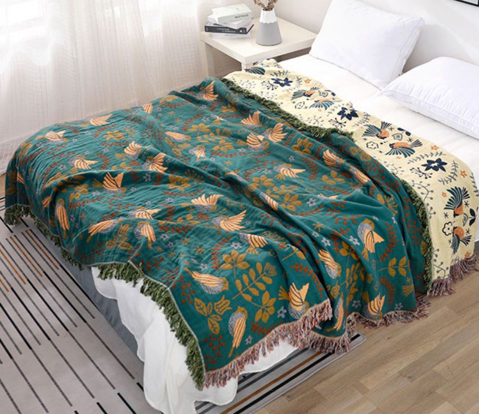 Mykt vendbart vintage pledd for seng/sofa. Bohemsk bomullsteppe med blomster og fugler, perfekt stuedekor.