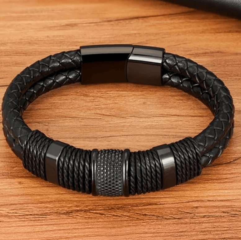 Robust armbånd i ekte vevet skinn og polert rustfritt stål, designet for lang levetid.
