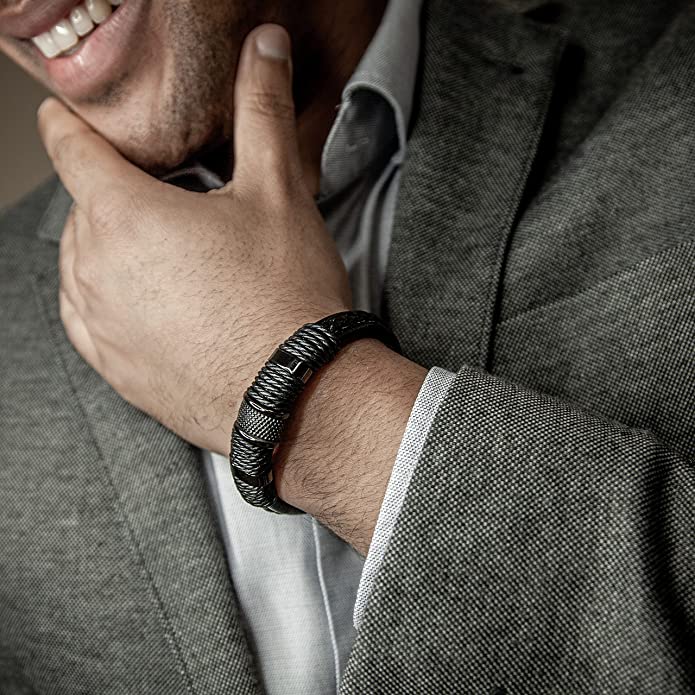 Moderne herrearmbånd: vevet skinn med elegant, sikker magnetlås i metall.