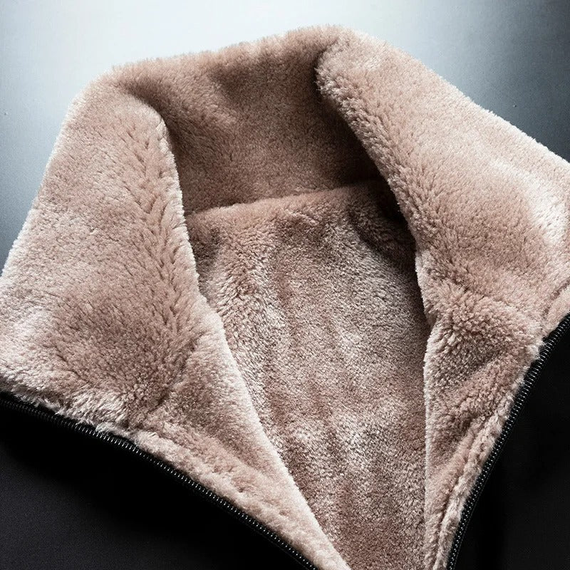 Detaljbilde av tykk herrejakke i svart. Vindtett og varm jakke, essensiell for vinteren.