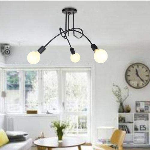 Stilig vintage taklampe i metall over spisestue, ideell for industriell eller retro hjemmeinnredning.