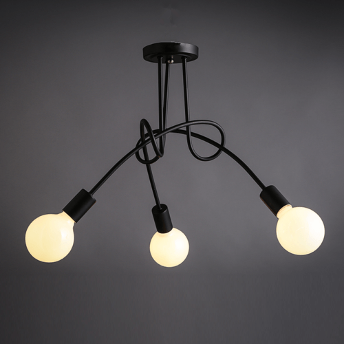 Nærstudie av mørkt, patinert metall på vintage industriell taklampe, robust dekor for hjemmeinnredning.