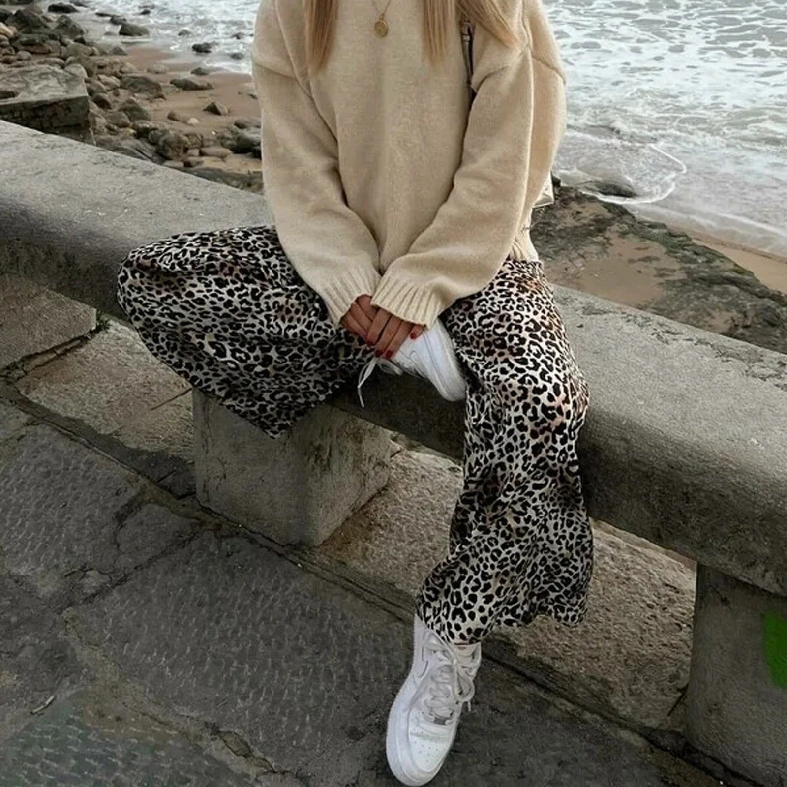 Mønstrete damebukser med leopardprint, vide ben og høy midje. Vintage stil, trendy og perfekt for hverdagsbruk.