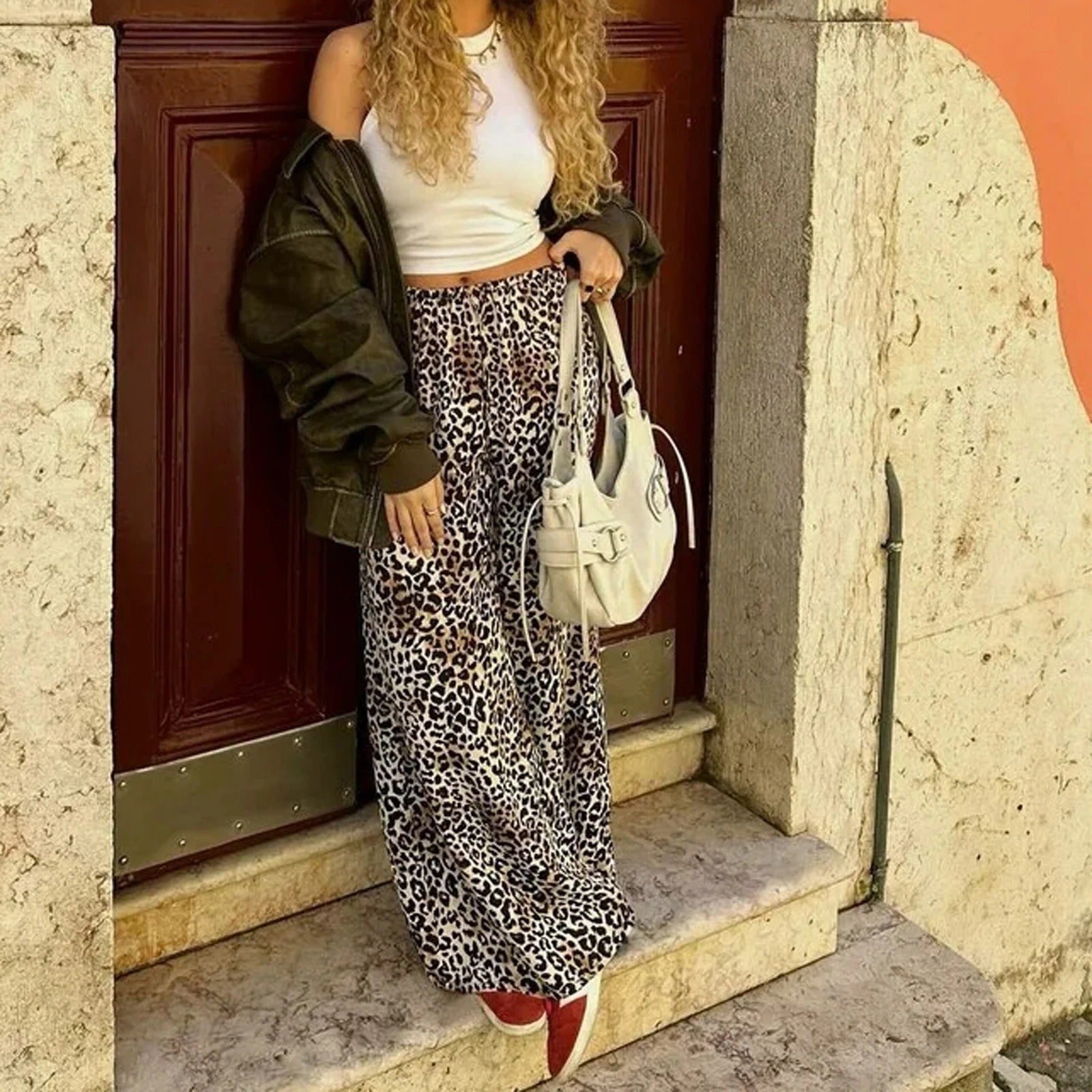 Stilige leopardmønstrede vide ben bukser til dame. Høy midje og vintage stil for en trendy og komfortabel look.