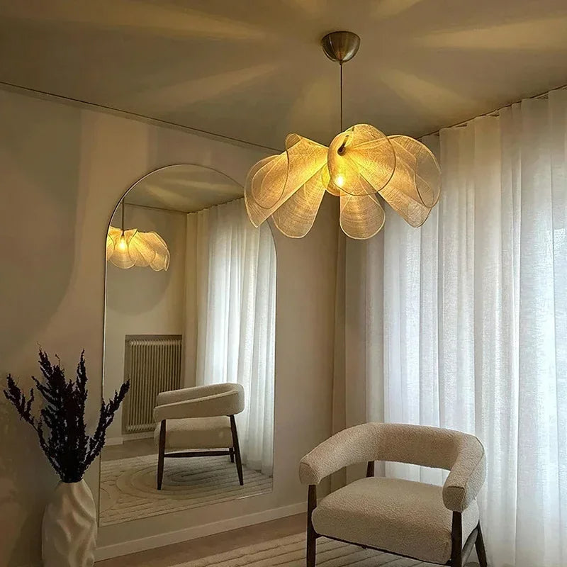 Vintage inspirert rosa taklampe, justerbar. Denne designlampen passer perfekt som belysning i stuen.