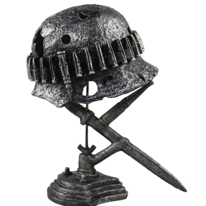 Vintage stålhjelm bordlampe med realistisk LED flammeeffekt for unikt interiør.