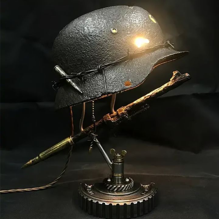 Unik vintage stålhjelm lampe i rustfritt stål. Dekorativ belysning med flammeeffekt.