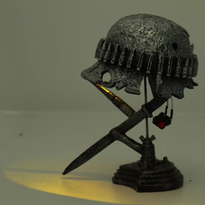 Detaljert bilde av stålhjelm bordlampe. LED-flamme skaper varmt, nostalgisk stemningslys.