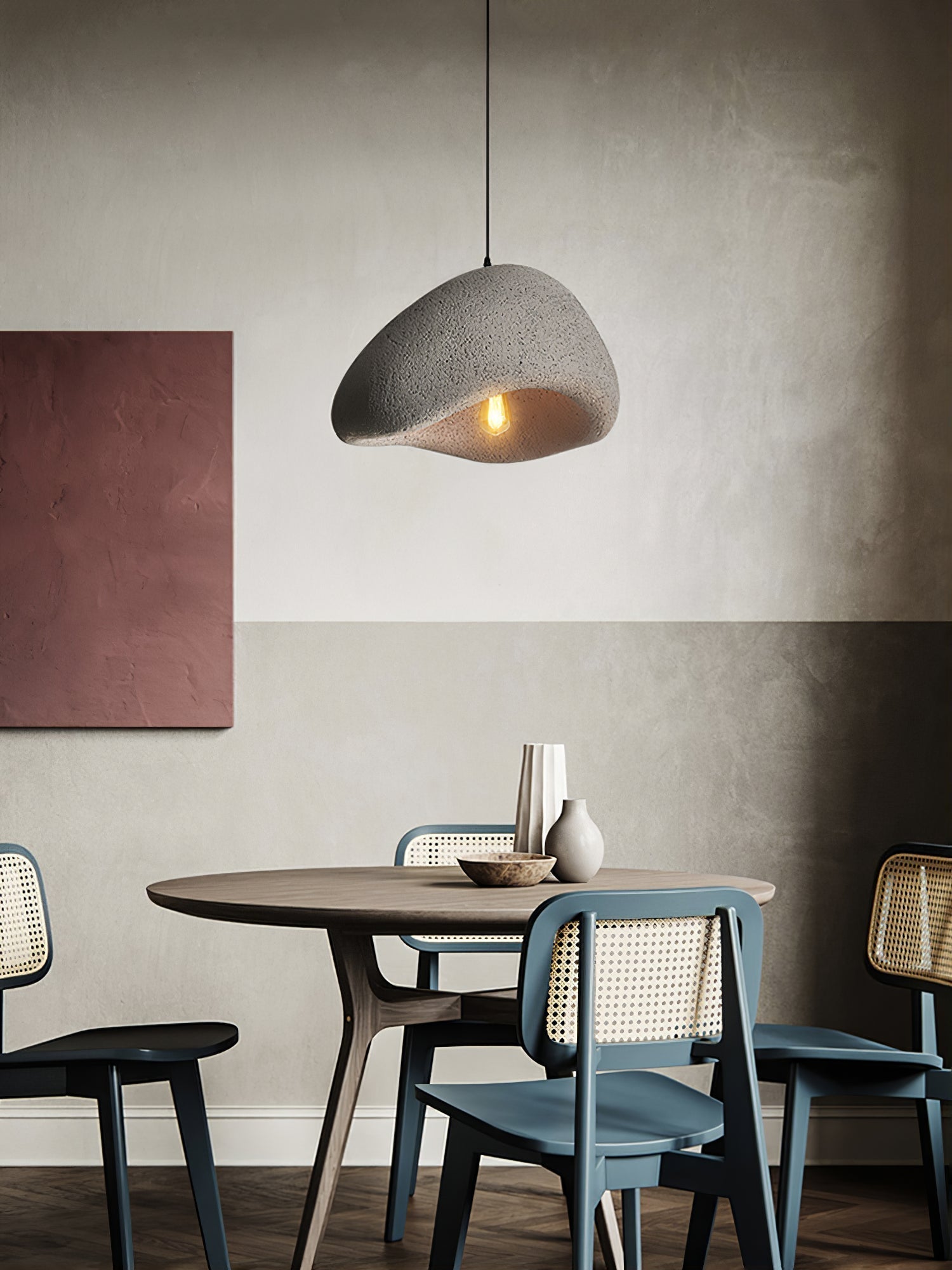 Stilig Wabi-Sabi pendellampe, forbedrer interiør med myk og naturlig belysning.