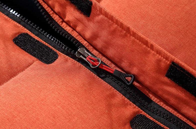 Detalj av hetten på en svart herre pufferjakke, varm og vindtett, for vinteren