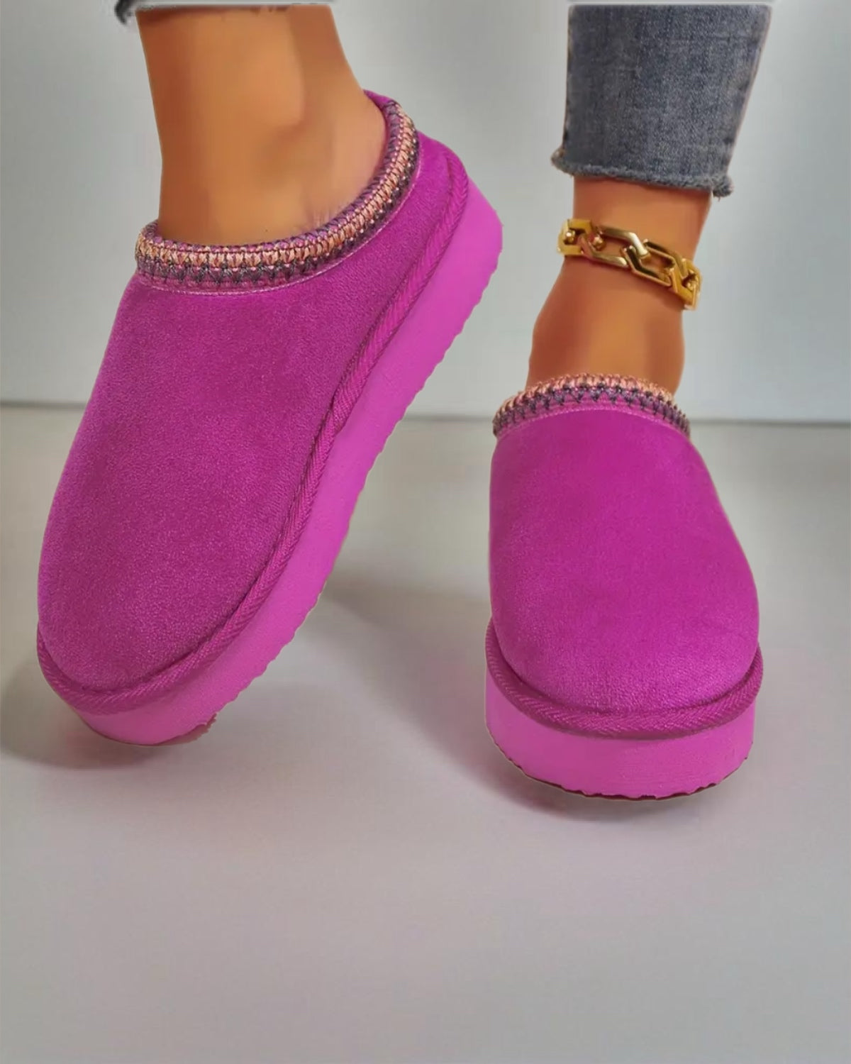 Einzelner beigefarbener Damen-Winterhausschuh, seitlich platziert, bereit für kalte Tage