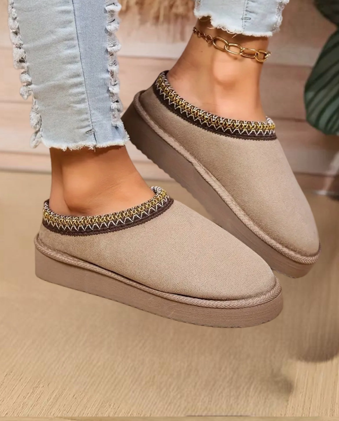 Gemütliche Damen-Hausschuhe in Grau, frontal, perfekt als Homewear und Geschenkidee