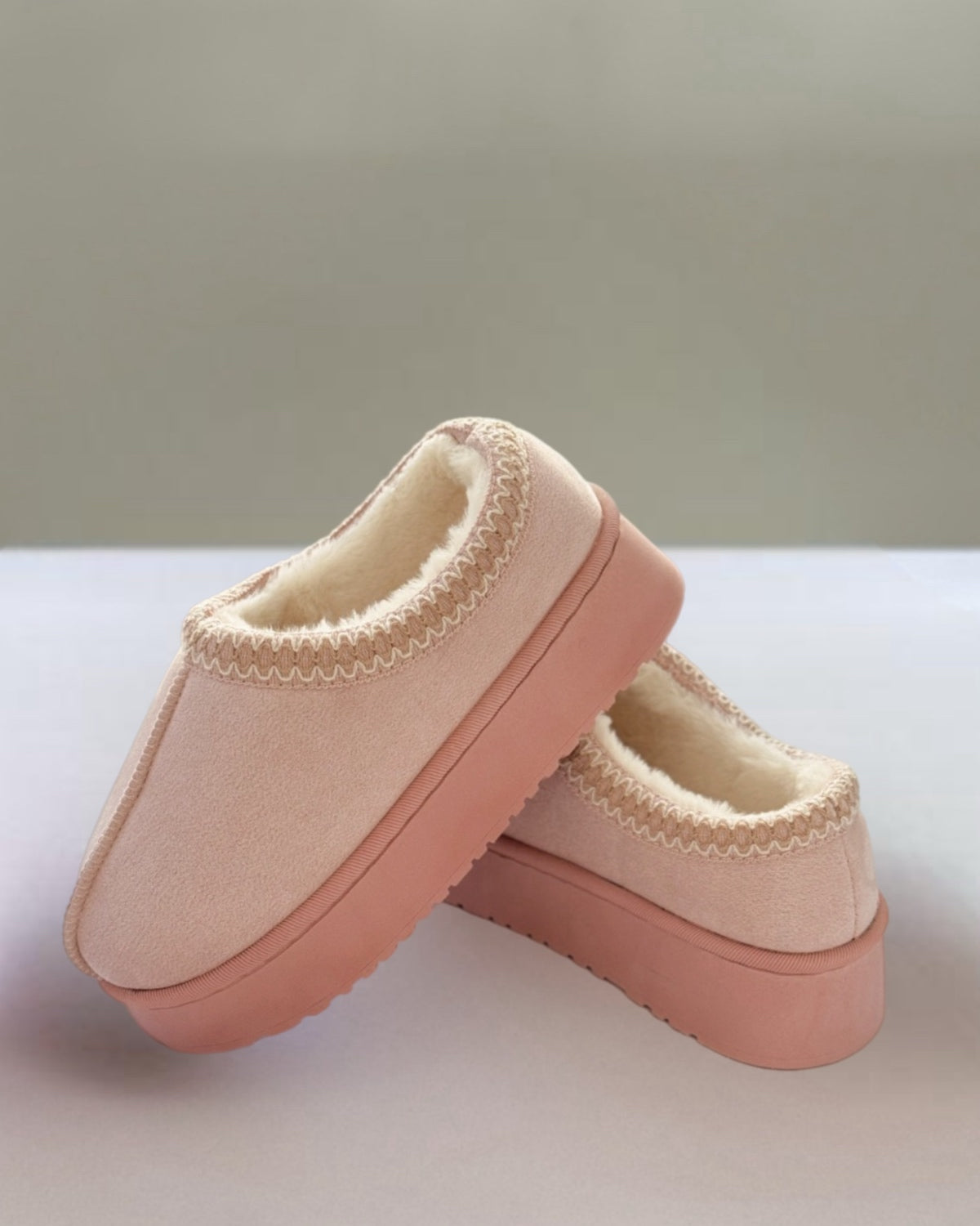 Seite eines grauen Damen-Hausschuhs, der die weiche Struktur und die dicke Sohle zeigt