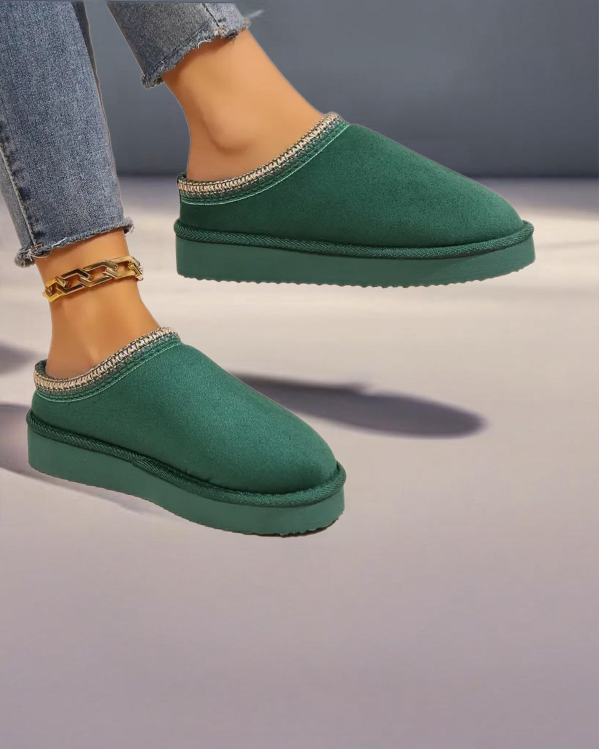 Stapel von verschiedenen Farben (lila, grau, pink) von warmen Damen-Winterhausschuhen, bequem