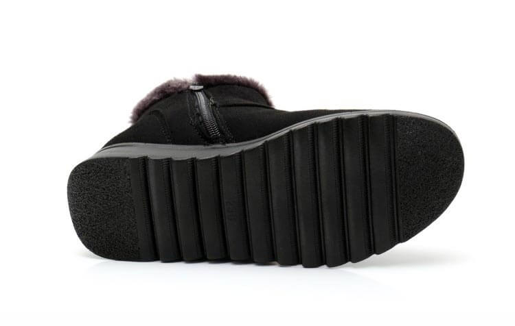 Produktfotografie der gefütterten Damenstiefel, freigestellt für klare Detailansicht.